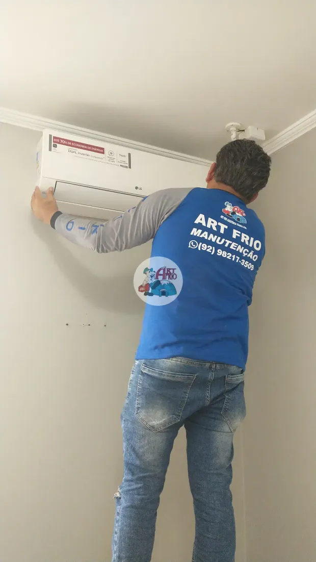 Equipe da Art Frio Serviços em ação durante uma instalação de ar condicionado