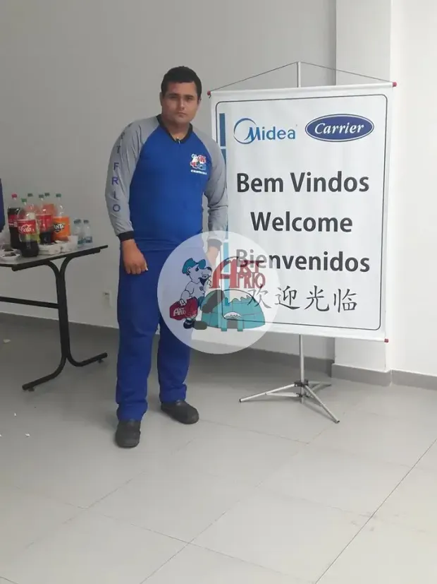 Técnico da Art Frio em treinamento oficial das marcas Midea e Carrier