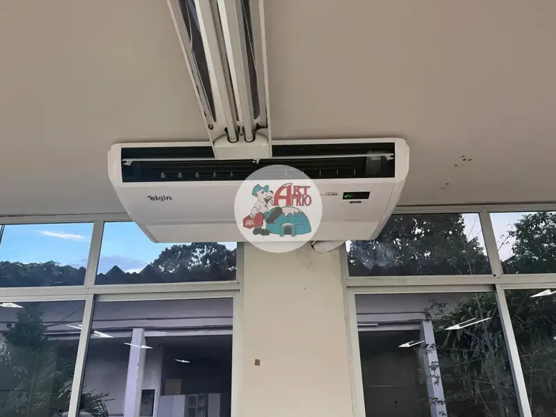 Split piso-teto Elgin instalado pela Art Frio em ambiente comercial em Manaus
