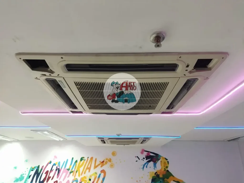 Sistema VRF instalado em ambiente comercial em Manaus, AM