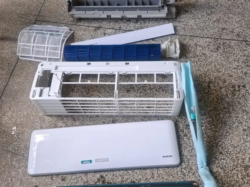Evaporadora totalmente desmontada para higienização: turbina, filtros e carcaça
