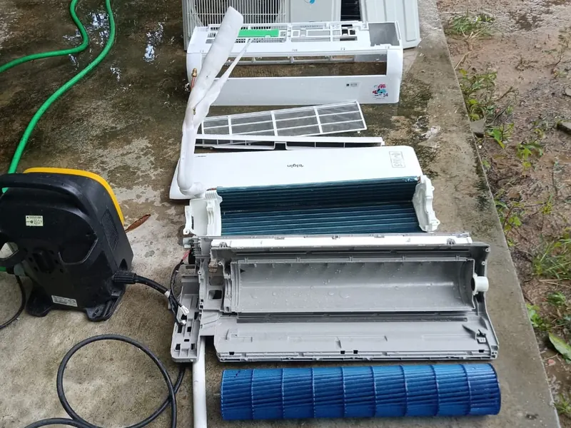 Lavagem profissional das peças do ar condicionado com equipamento de alta pressão
