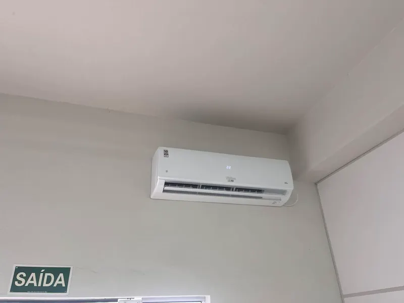 Split instalado em ambiente comercial no Litoral Norte de SC