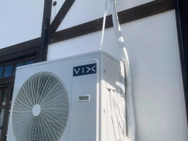 Condensadora instalada em fachada de residência em Santa Catarina